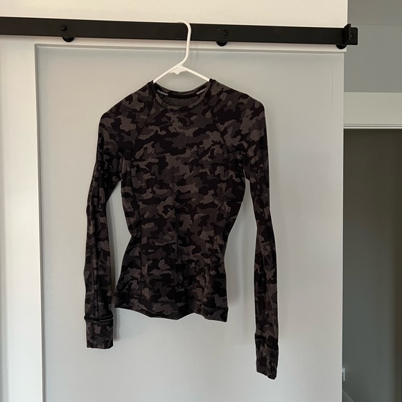 Lululemon black and gray camouflage top with side zipper pocket! Sz S - Picture 2 of 5